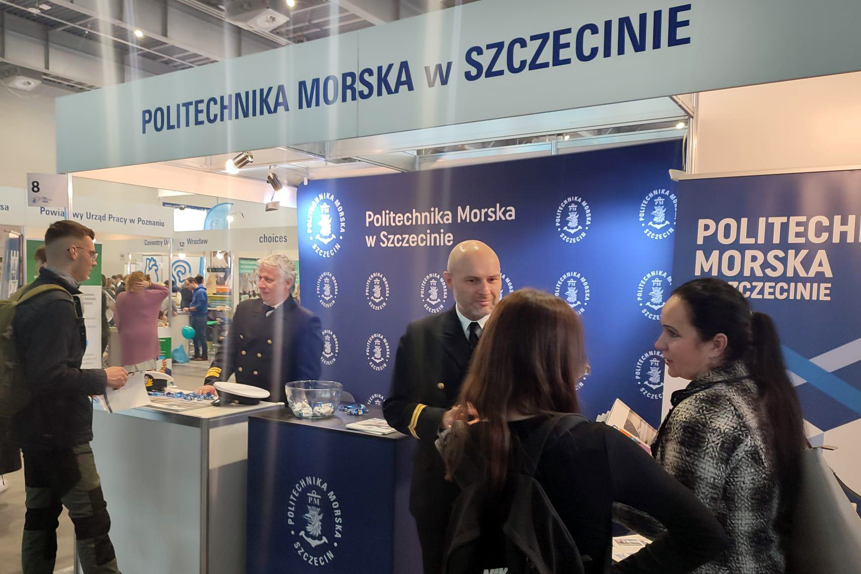 Pracownicy Politechniki Morskiej na stoisku promocyjnym uczelni rozmawiają z uczniami szkół średnich