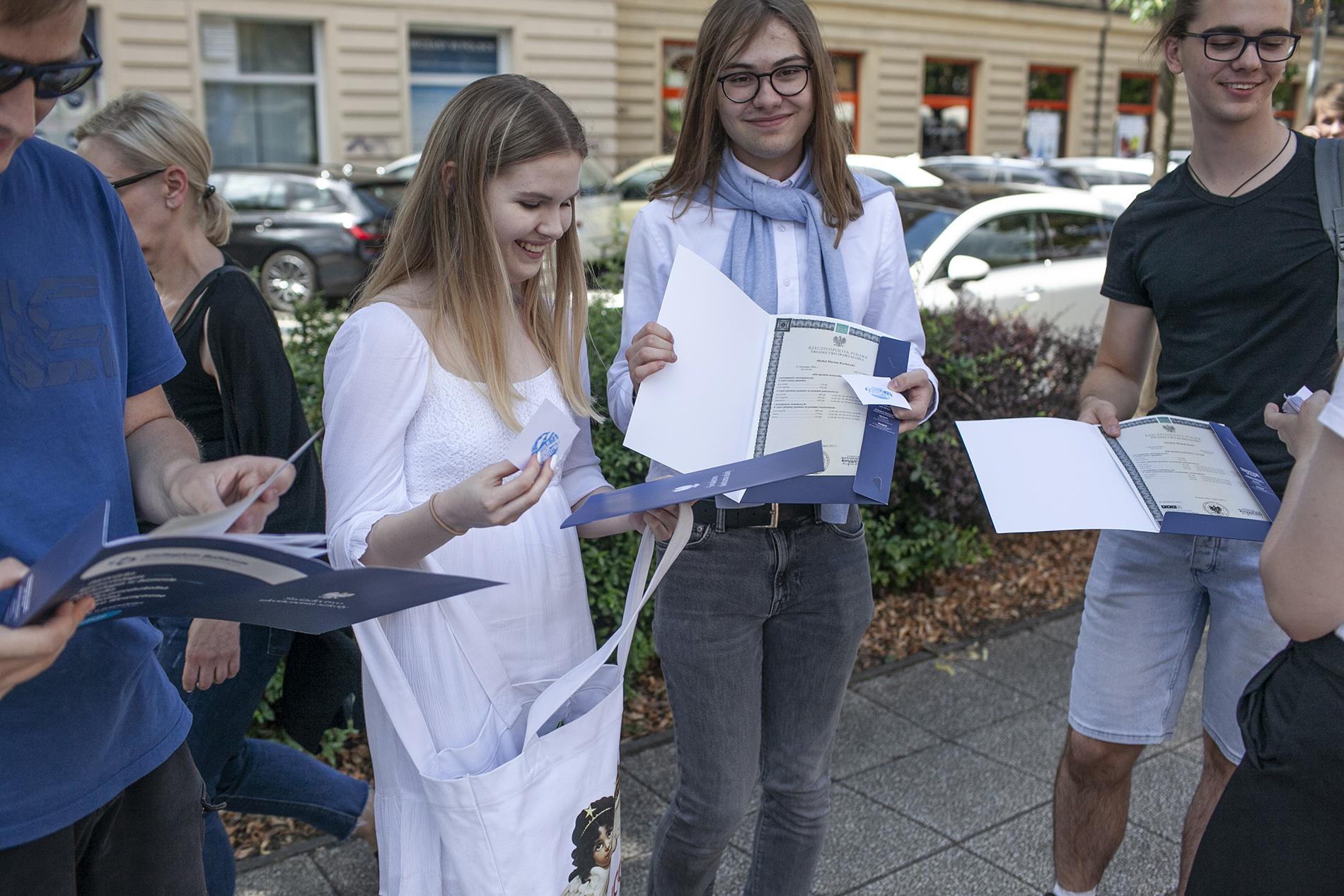 Maturzyści ze świadectwami maturalnymi przed lodziarnią Solony Karmel w Szczecinie podczas akcji LODY DLA MATURZYSTÓW