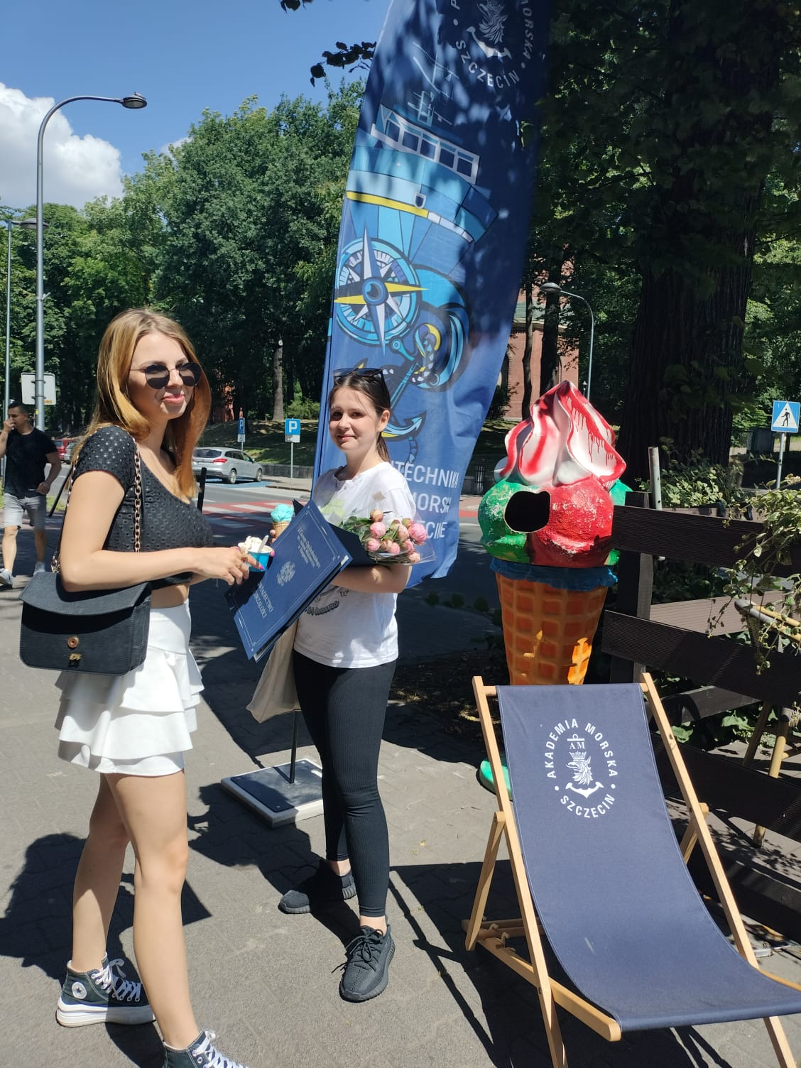 Maturzystki ze świadectwami maturalnymi przed lodziarnią Dolce & Freddo w Stargardzie podczas akcji LODY DLA MATURZYSTÓW