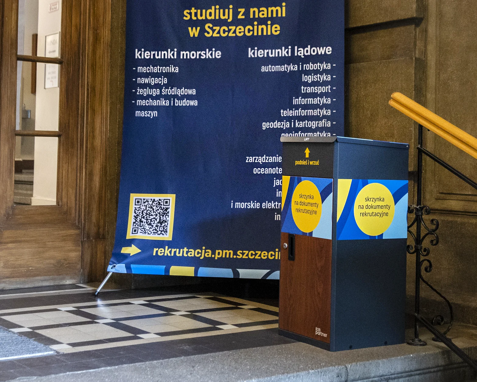 skrzynka do wrzucania dokumentów rekrutacyjnych w przedsionku budynku Politechniko Morskiej w Szczecinieh